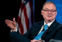 يركز كيفن هاسيت على البطاقات الرابحة المحتملة وسط معركة بطاقات الائتمان يركز كيفن هاسيت على البطاقات الرابحة المحتملة وسط معركة بطاقات الائتمان